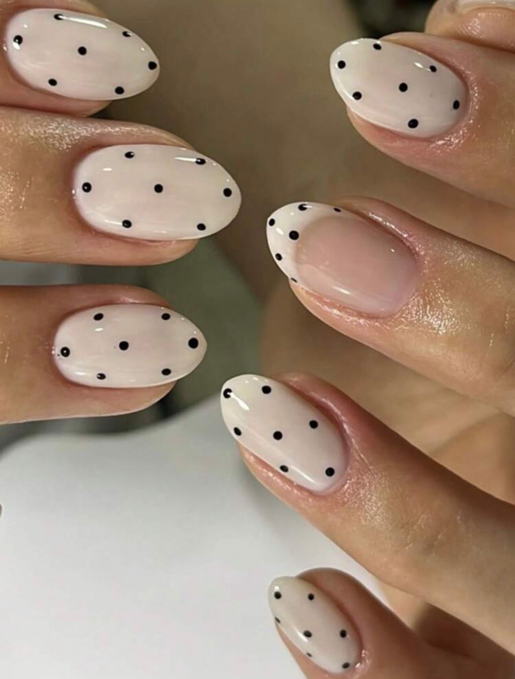 ڕەنگکردنی نینۆک بە شێوەی پۆلکا دوو جۆرە