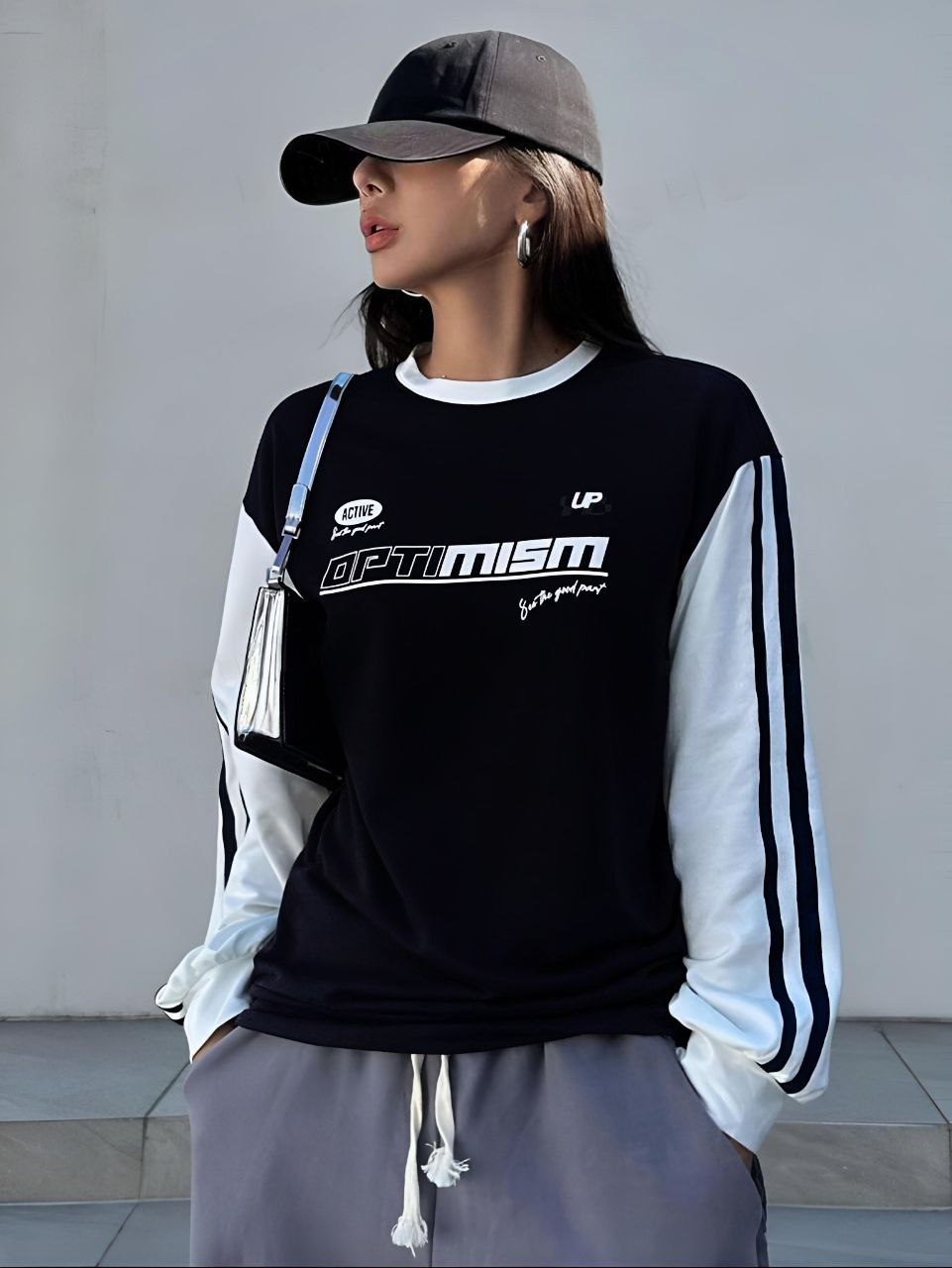 سويتشيرت أسود OPTIMISM بأكمام بيضاء Kyren Store