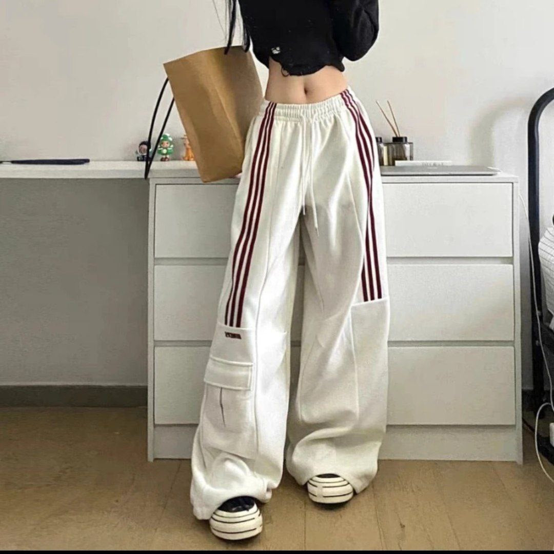 بيجامة عريضة لون أبيض خطوط حمراء Kyren Store