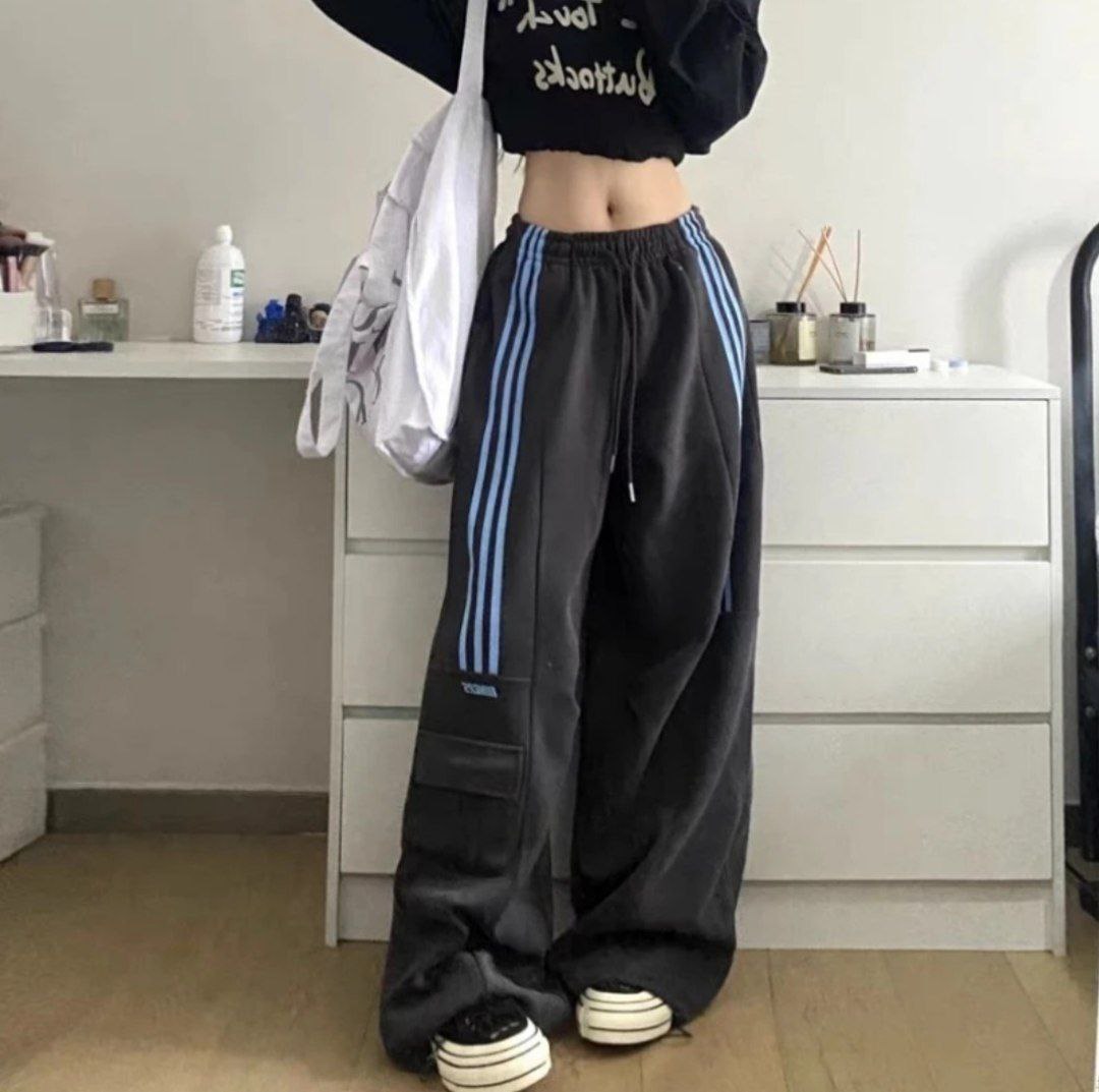 بيجامة لون اسود بخطوط زرقاء Kyren Store