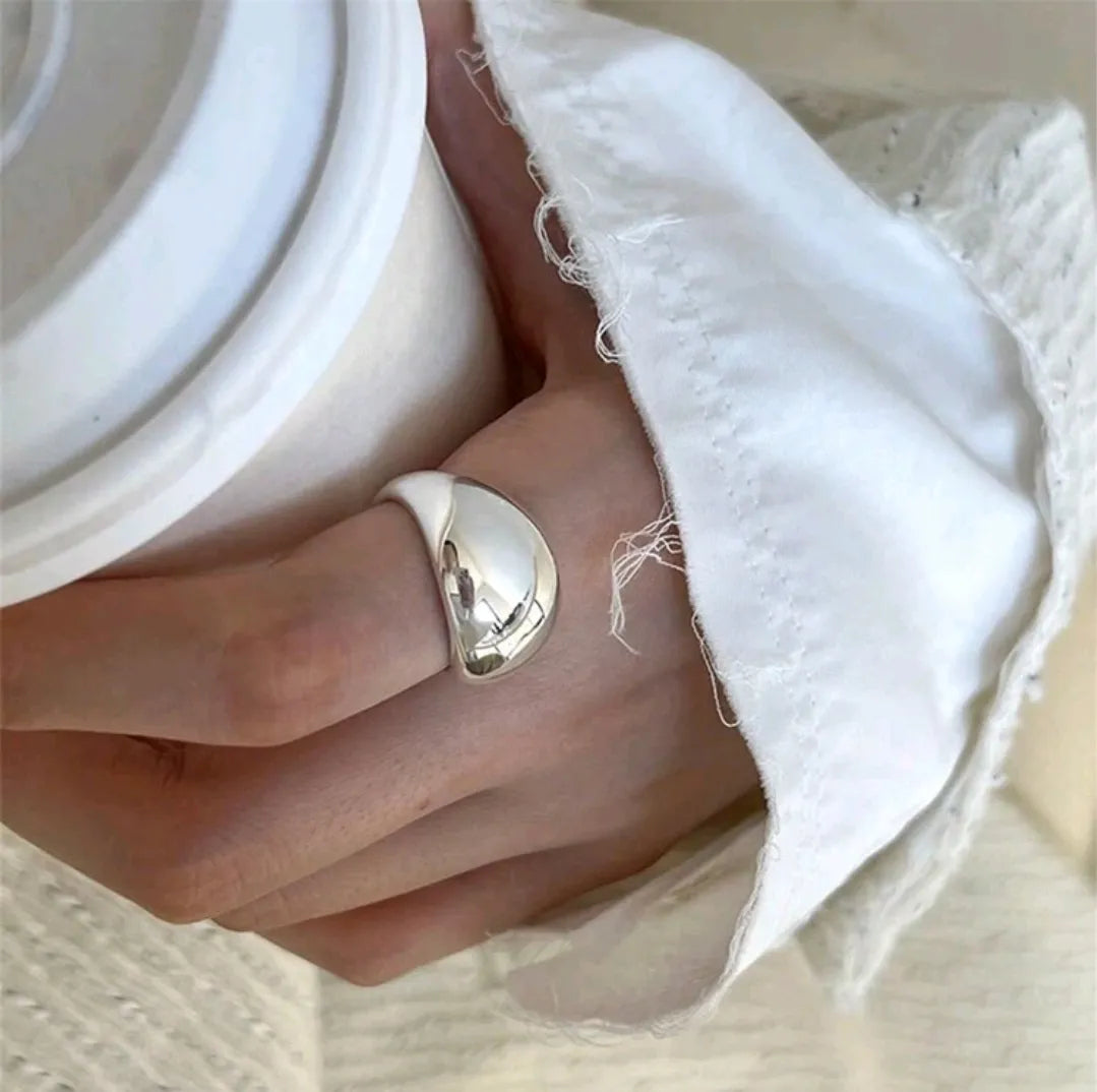 خاتم فضي عريض بتصميم مميز لامع