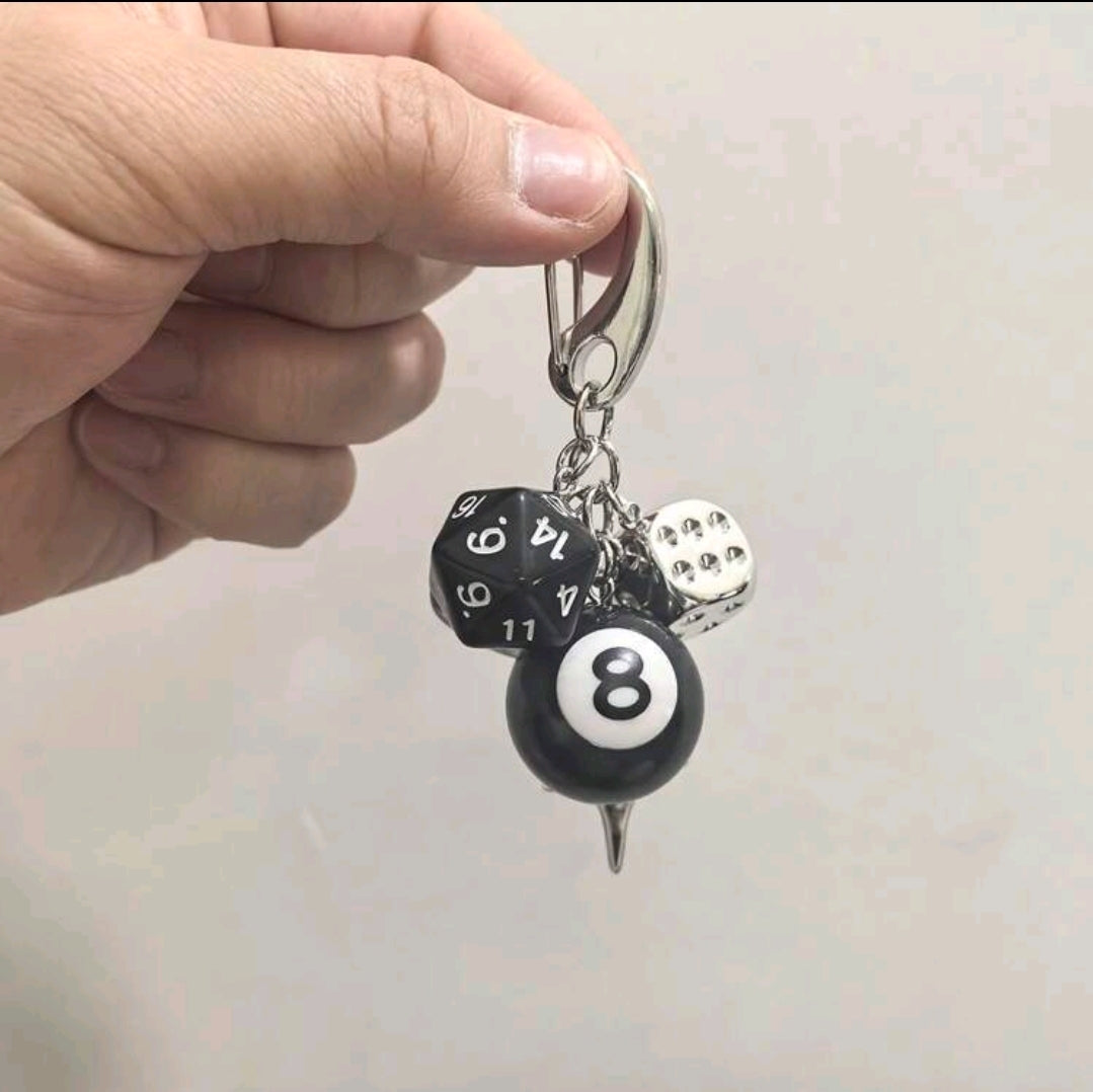 ميدالية مفاتيح بتصميم كرة البلياردو والنرد والنجم