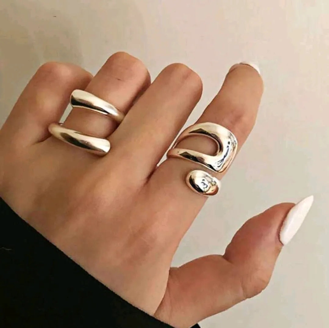 خاتمين بلون فضي عصري بتصميم ملتوي