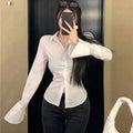 قميص مخصر أبيض بأكمام واسعة