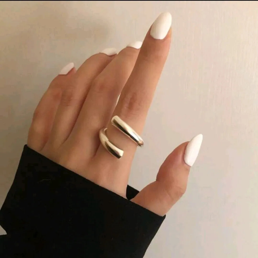 خاتمين بلون فضي عصري بتصميم ملتوي